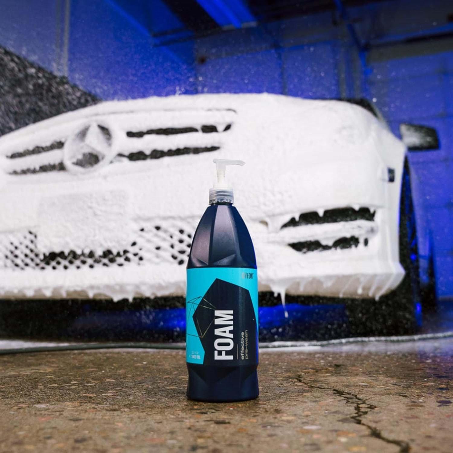 GYEON Q²M Foam Araç Ön Yıkama Şampuanı Konsantre - 1000 ml - Yoğun Köpüklü Prewash Snow Foam ürün görseli ve araç üzerindeki köpük performansı 