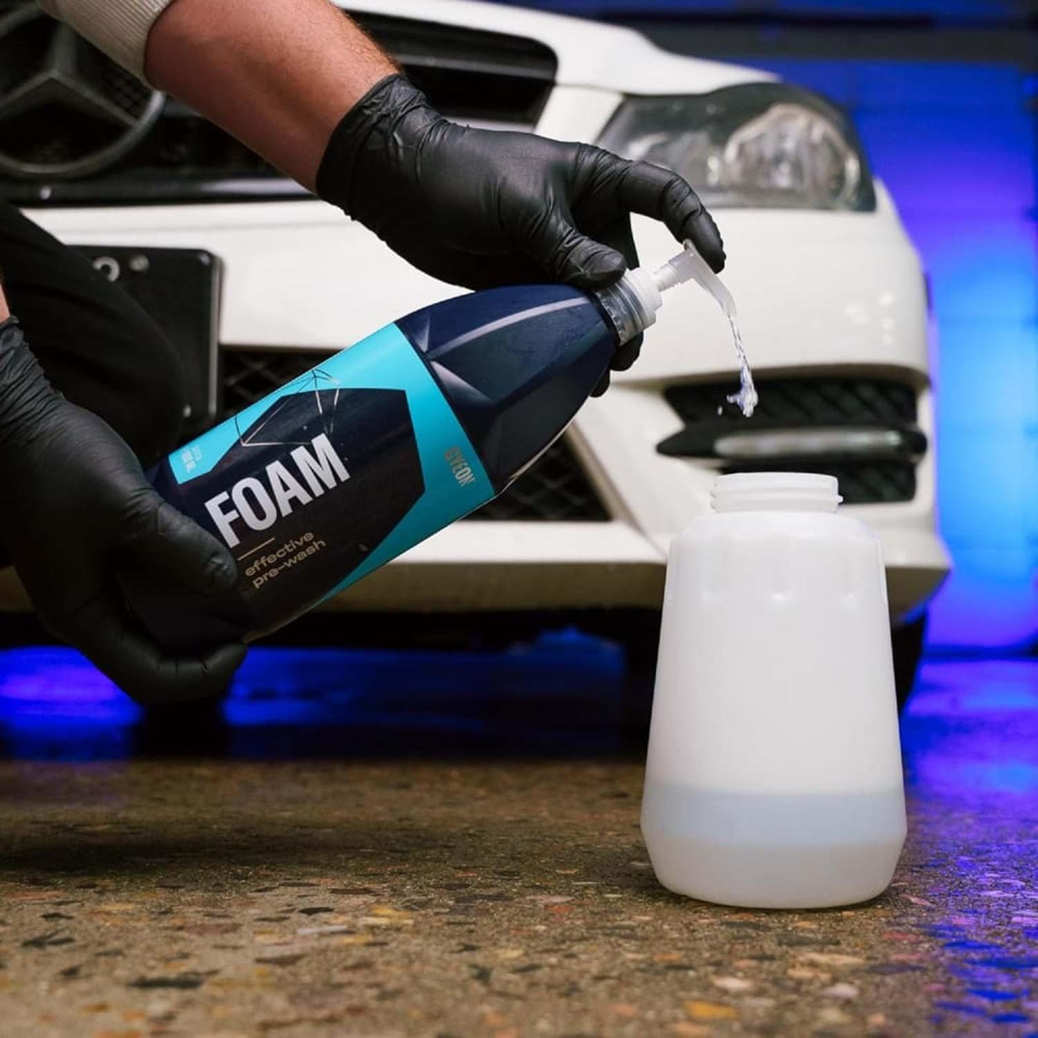 GYEON Q²M Foam Araç Ön Yıkama Şampuanı Konsantre - 1000 ml - Yoğun Köpüklü Prewash Snow Foam foam lance doldurma anı
