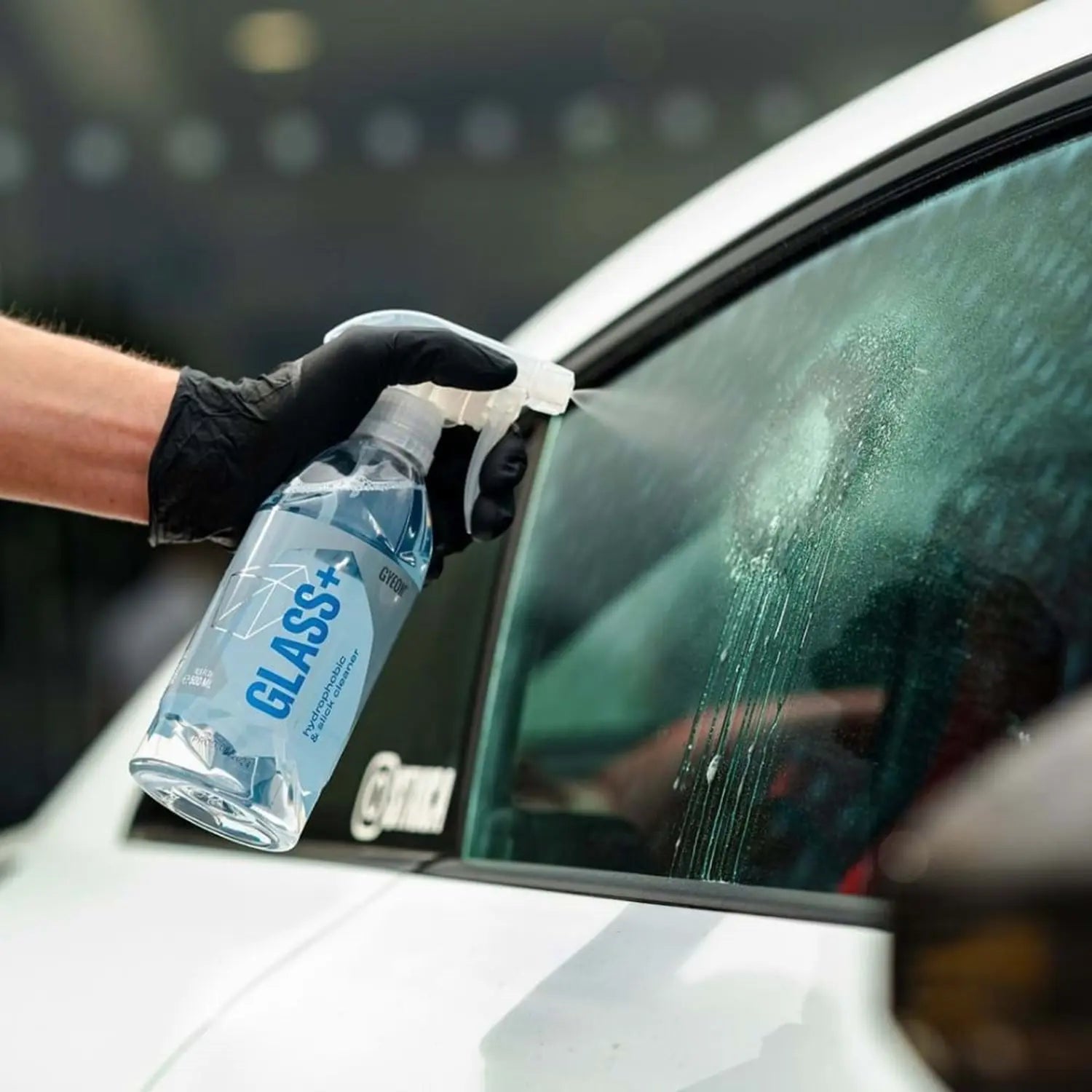 GYEON Q²M Glass+ Plus Araç Cam Yağmur Kaydırıcı Su İtici ve Temizleyici - 1000 ml -Hidrofobik Parlak ürün uygulama görseli