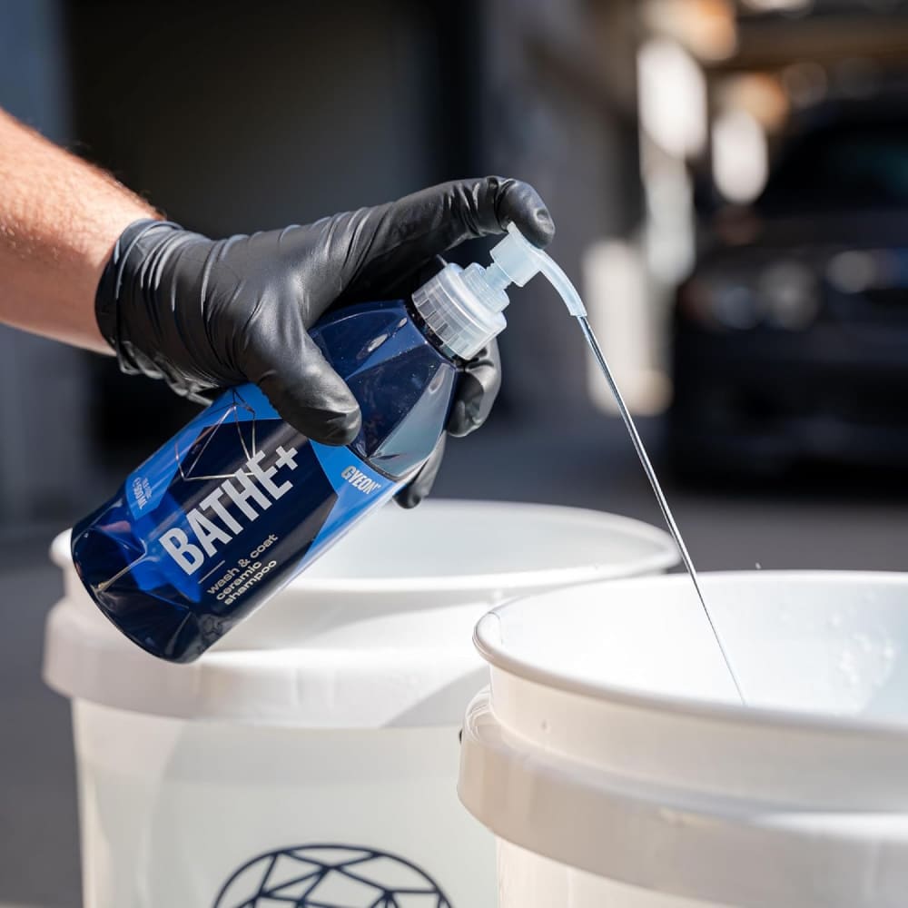 GYEON Q²M Bathe+ Plus Seramik Bazlı PH Nötr Cilalı Oto Şampuanı 1000 ML Su İtici Araç Yıkama Köpüğü