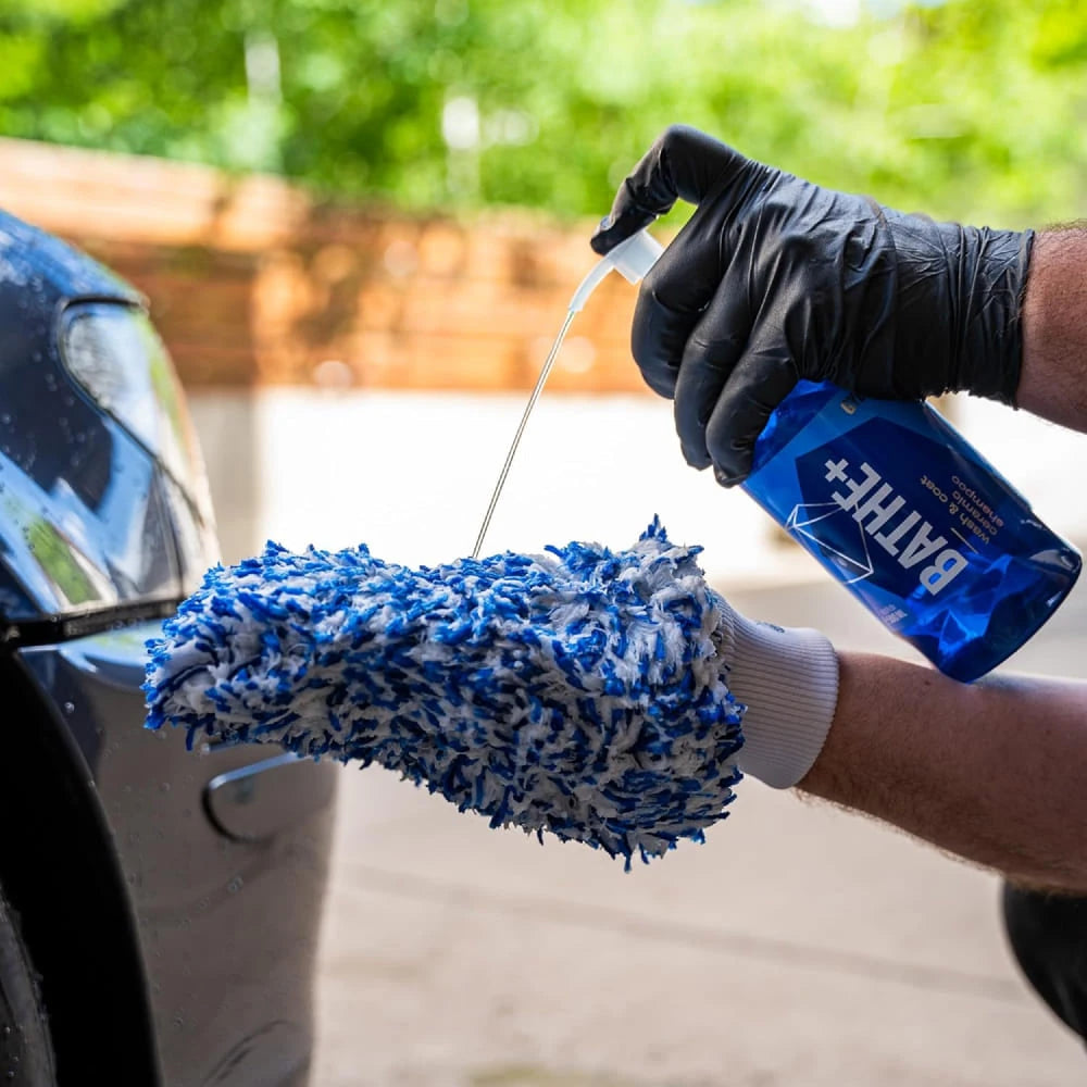 GYEON Q²M Bathe+ Plus Seramik Bazlı PH Nötr Cilalı Oto Şampuanı 1000 ML Su İtici Araç Yıkama Köpüğü