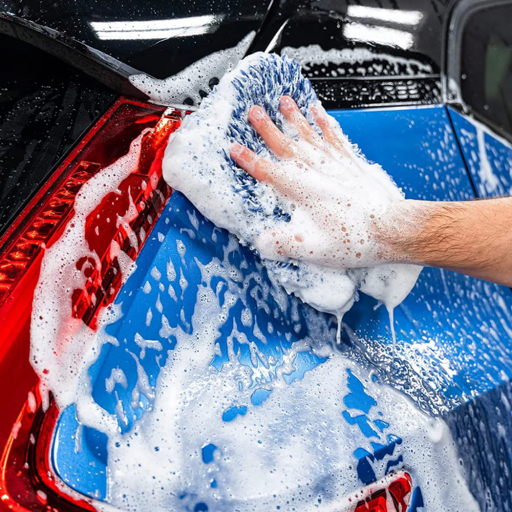 GYEON Q²M Bathe+ Plus Seramik Bazlı PH Nötr Cilalı Oto Şampuanı 1000 ML Su İtici Araç Yıkama Köpüğü