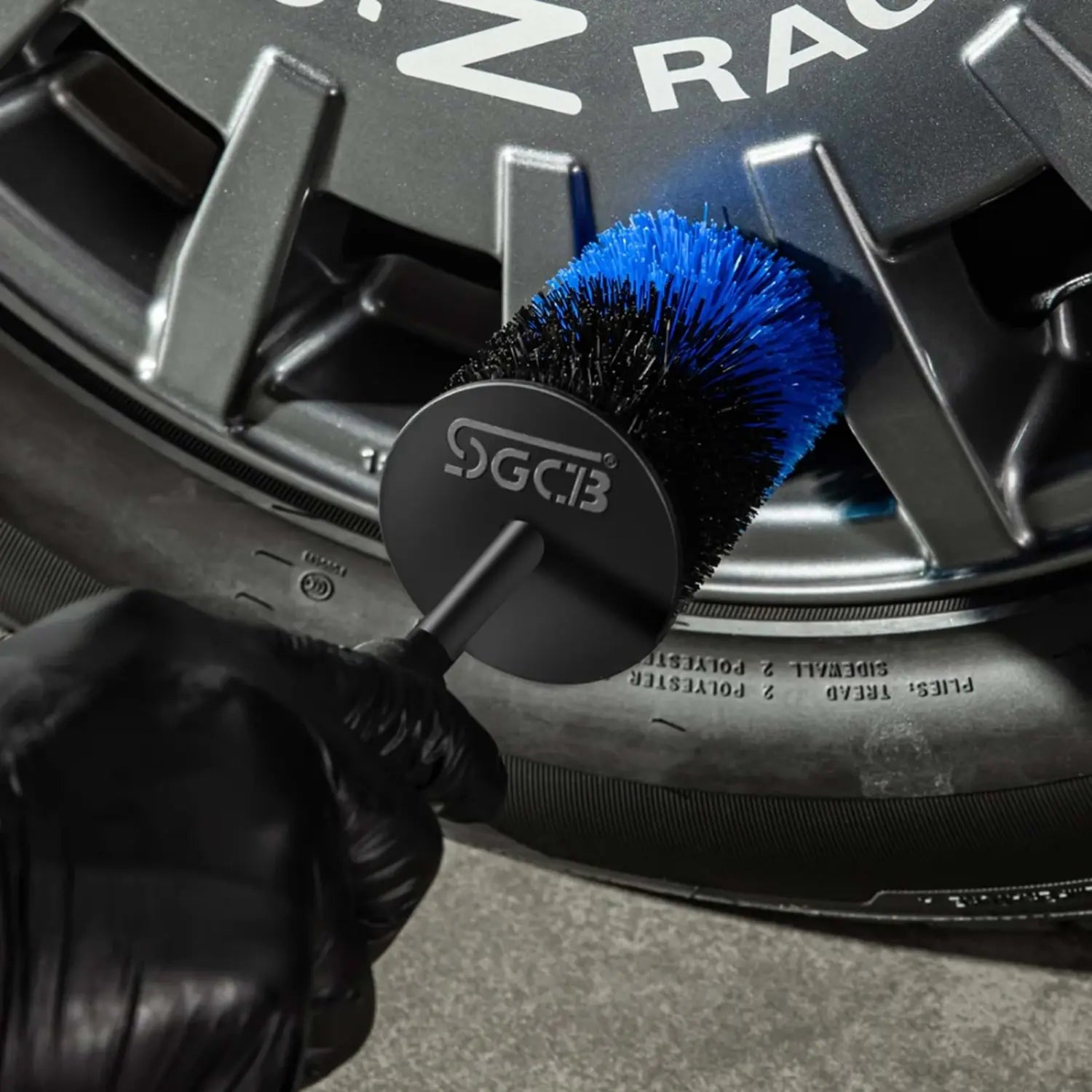SGCB Rim Cleaning Brush XL ile jant içi ve jant kolu aralarında detaylı temizlik uygulaması