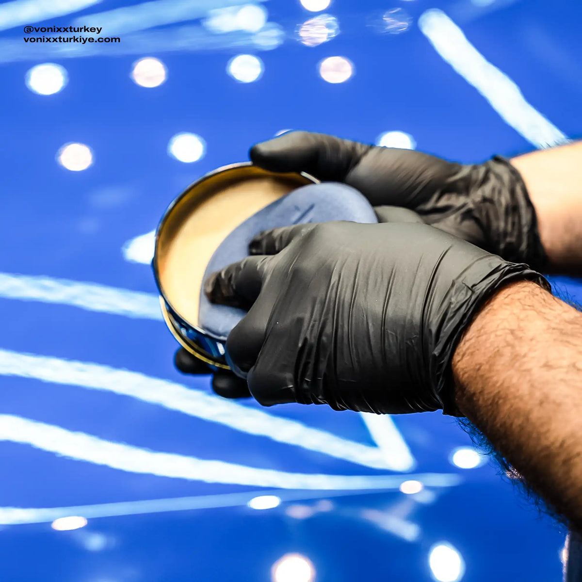 vonixx hybrid wax otomobil üzerinde ürün uygulaması 